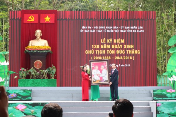 Chủ tịch nước Trần Đại Quang tặng bức tranh Bác Hồ và Bác Tôn cho Đảng bộ và Nhân dân tỉnh An Giang nhân dịp Kỷ niệm 130 năm ngày sinh Chủ tịch Tôn Đức Thắng (20/8/1888-20/8/2018)